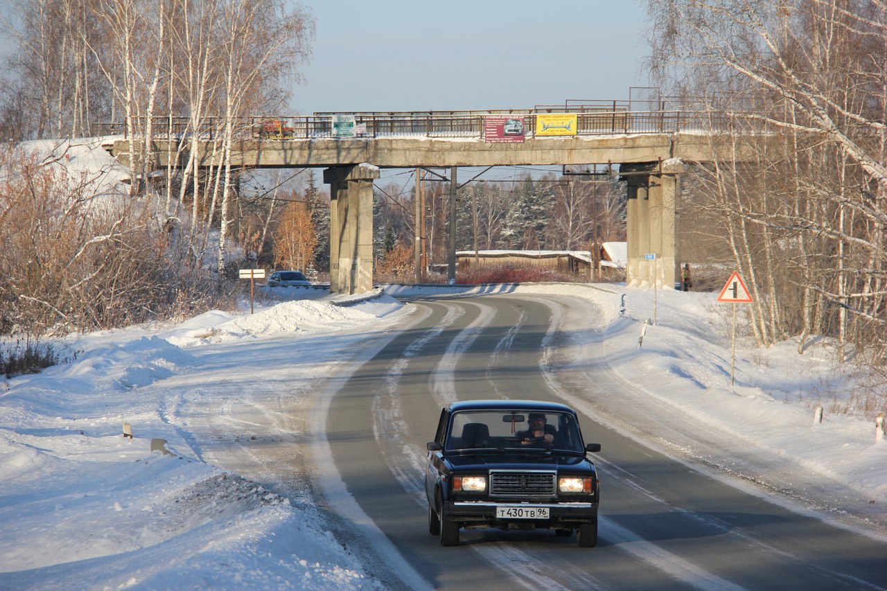 Мост, под которым ежедневно проезжают арамильцы, закрывают на реконструкцию из-за ветхости. Хотя власти говорили, что ремонту он не подлежит