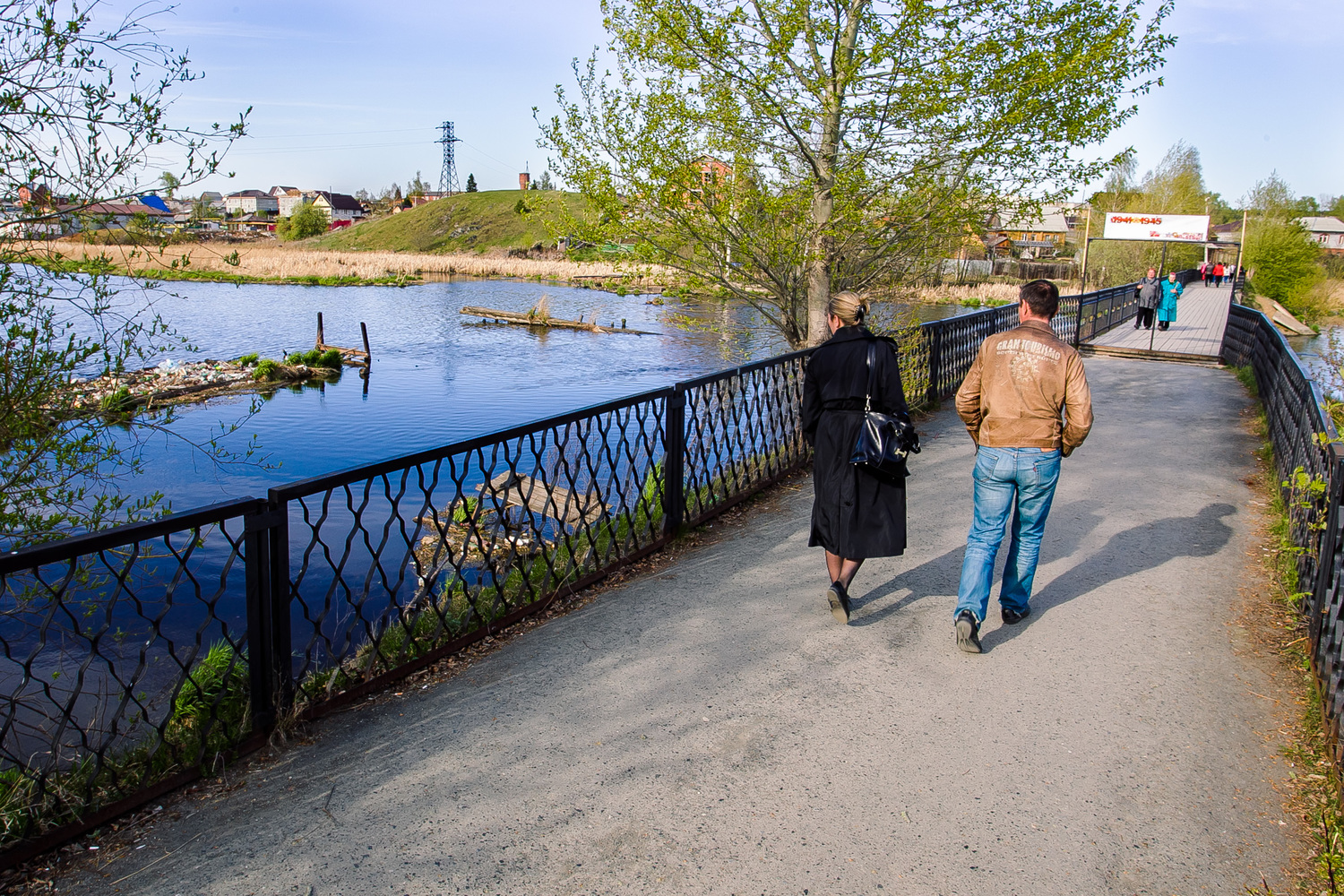 Арамильские власти попросили отнестись с пониманием и закрыли пешеходный мост из центра в сторону Щорса. «Проход закрывается до ноября»