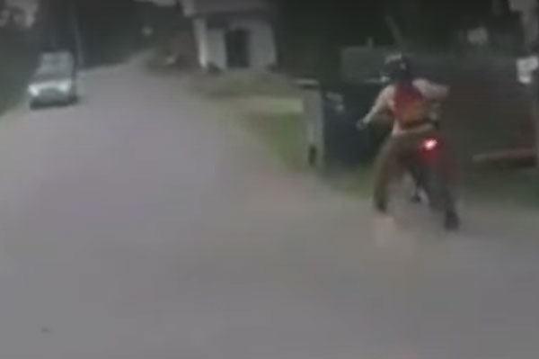 В Арамиле подросток на питбайке снес мусорный контейнер