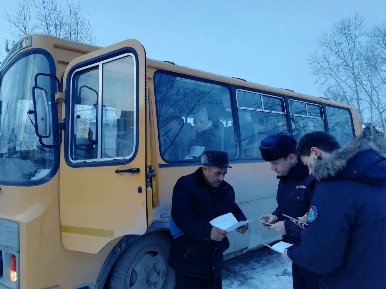 Всегда пристегиваться и крепко держаться за поручни: инспекторы ГИБДД проверили автобусы в Арамиле и на станции. Искали водителей-мигрантов Всегда пристегиваться и крепко держаться за поручни: инспекторы ГИБДД проверили автобусы в Арамиле и на станции. Искали водителей-мигрантов