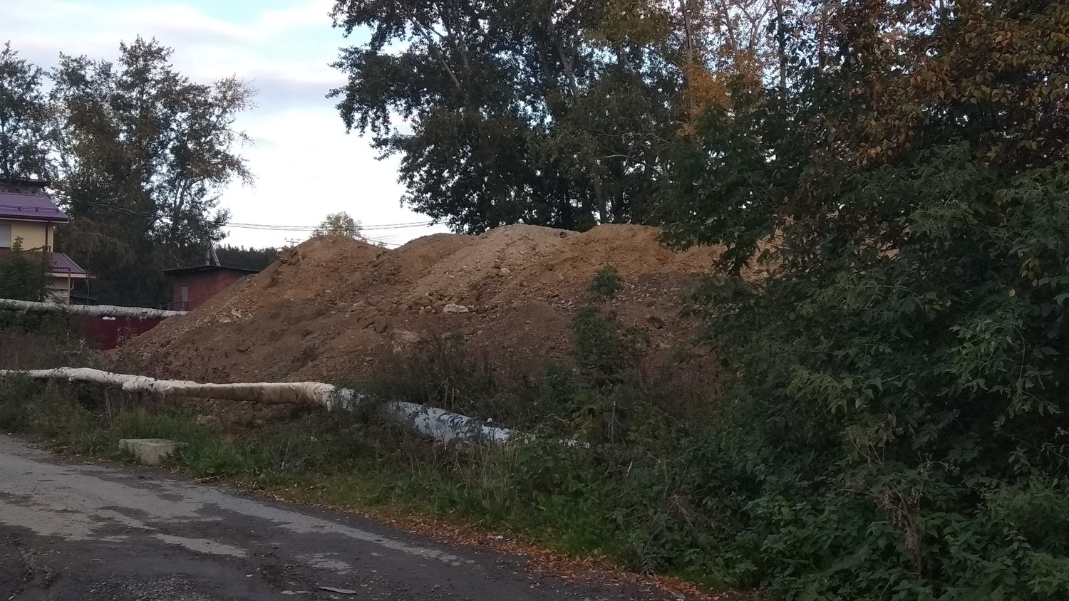 Земля и глина стали размокать: со строительства новой школы в Арамиле ненужный грунт свозят к близлежащим домам — уже выше первого этажа! Земля и глина стали размокать: со строительства новой школы в Арамиле ненужный грунт свозят к близлежащим домам — уже выше первого этажа!