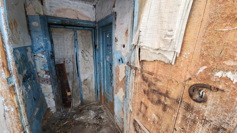 Пенсионера из Арамиля, проживающего в аварийном доме, переселят в новое временное жилье  | На Урале жильцу аварийного дома пообещали новое временное жилье