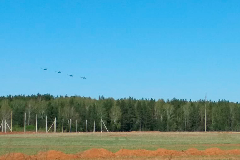 Авиапарад в окрестностях Арамиля: на дальних полях жители сняли вертолеты и самолеты, которые летели из Екатеринбурга в Верхнюю Пышму. ВИДЕО
