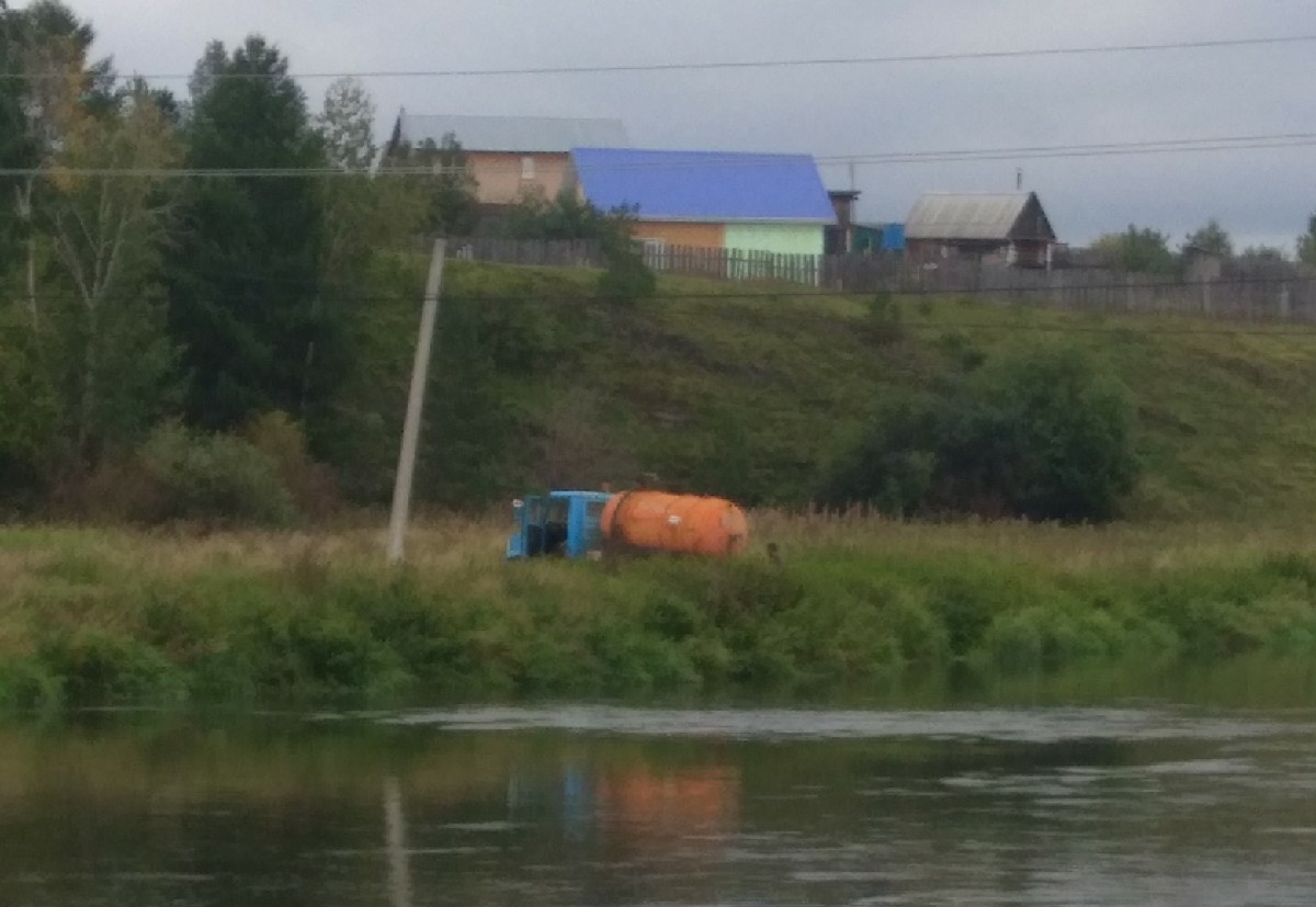 «Нам гадят совершенно открыто и цинично». Фактически в центре Арамиля неизвестный грузовик с известным госномером что-то слил в реку Исеть «Нам гадят совершенно открыто и цинично». Фактически в центре Арамиля неизвестный грузовик с известным госномером что-то слил в реку Исеть