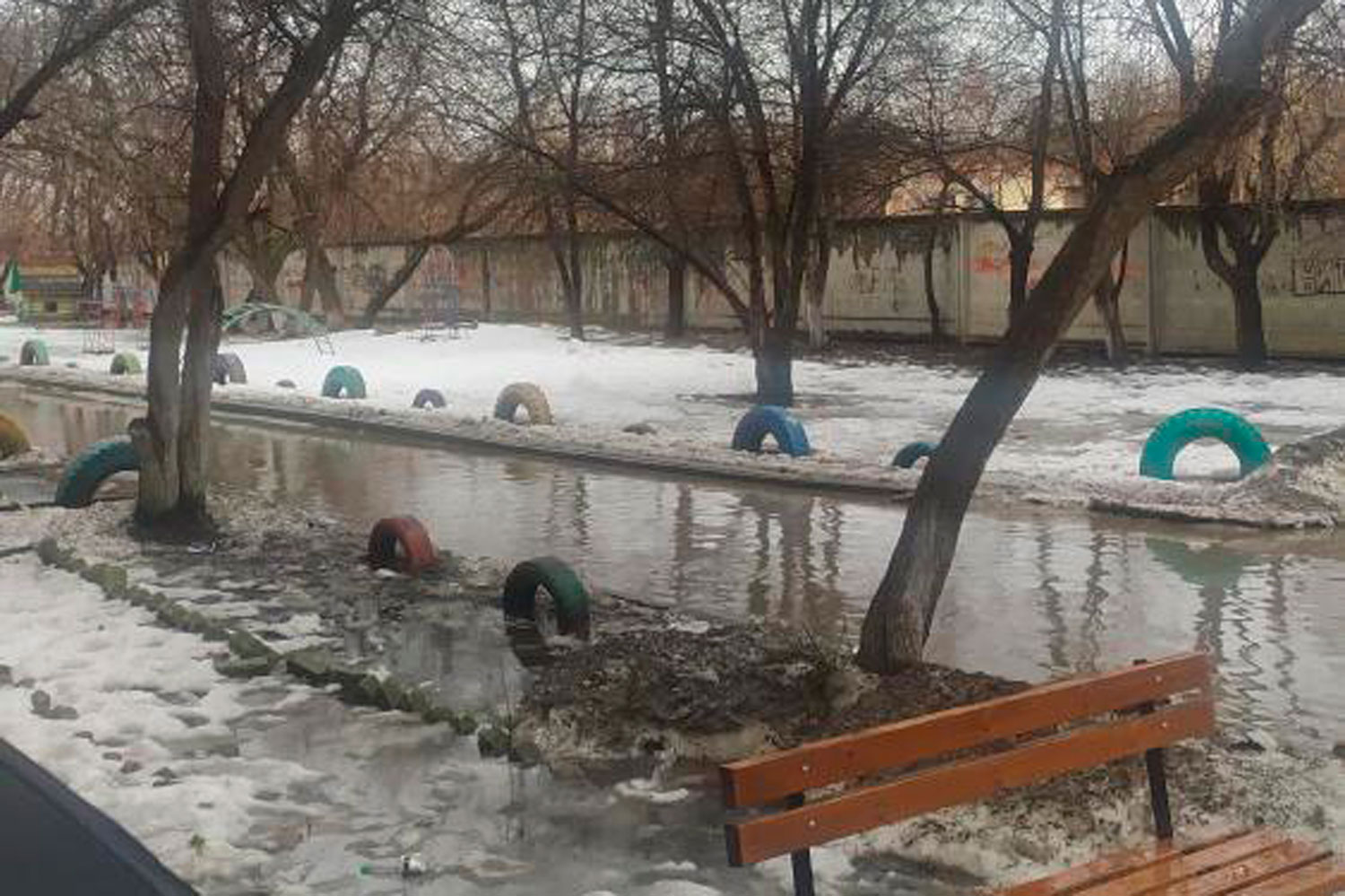 «Подплываем к своему дому на каноэ». Жители арамильского микрорайона Гарнизон пожаловались на то, что их двор затопило