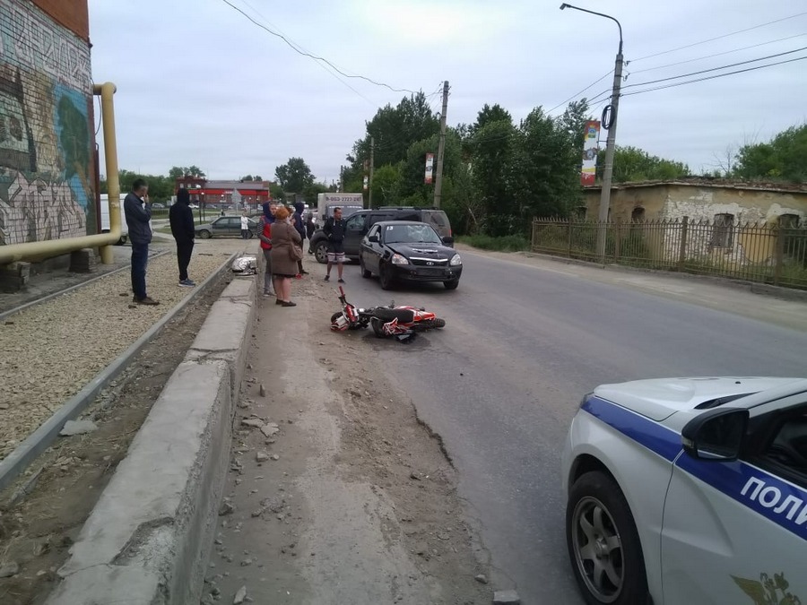 На плотине в Арамиле в жестком лобовом ДТП юный водитель питбайка получил сотрясение головы и перелом голени. Парня увезли в «травму» На плотине в Арамиле в жестком лобовом ДТП юный водитель питбайка получил сотрясение головы и перелом голени. Парня увезли в «травму»