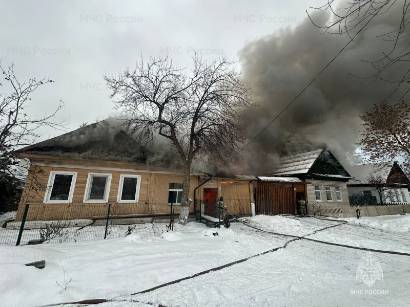 Накануне в поселке под Арамилью сгорели два жилых дома Накануне в поселке под Арамилью сгорели два жилых дома