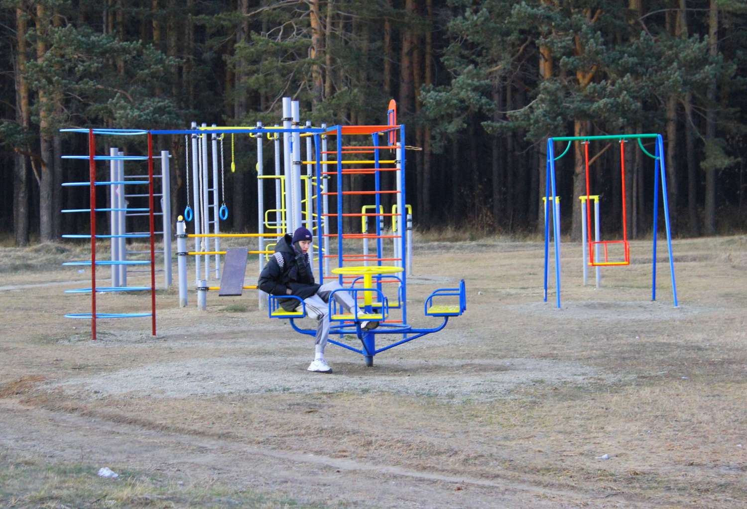 Душераздирающее зрелище: детская площадка у арамильского кладбища выглядит, будто ее туда вывезли как металлолом, наплевав на здравый смысл