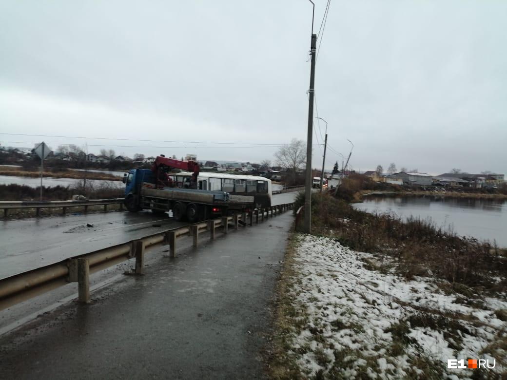 «Это коллапс». Как арамильцы встали в пробку на Соколовском мосту, где из-за корки льда, покрывшей весь Урал, столкнулись погрузчик и ПАЗ «Это коллапс». Как арамильцы встали в пробку на Соколовском мосту, где из-за корки льда, покрывшей весь Урал, столкнулись погрузчик и ПАЗ