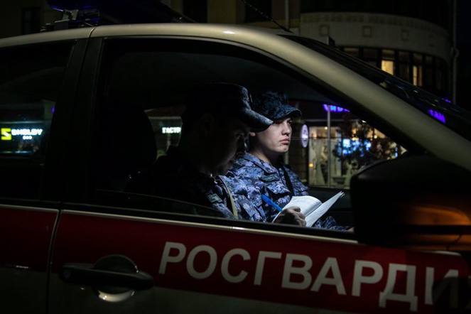 В Арамиле задержали подозреваемого в краже ювелирных изделий на сумму более миллиона рублей | На Урале росгвардейцы поймали подозреваемого в краже драгоценностей