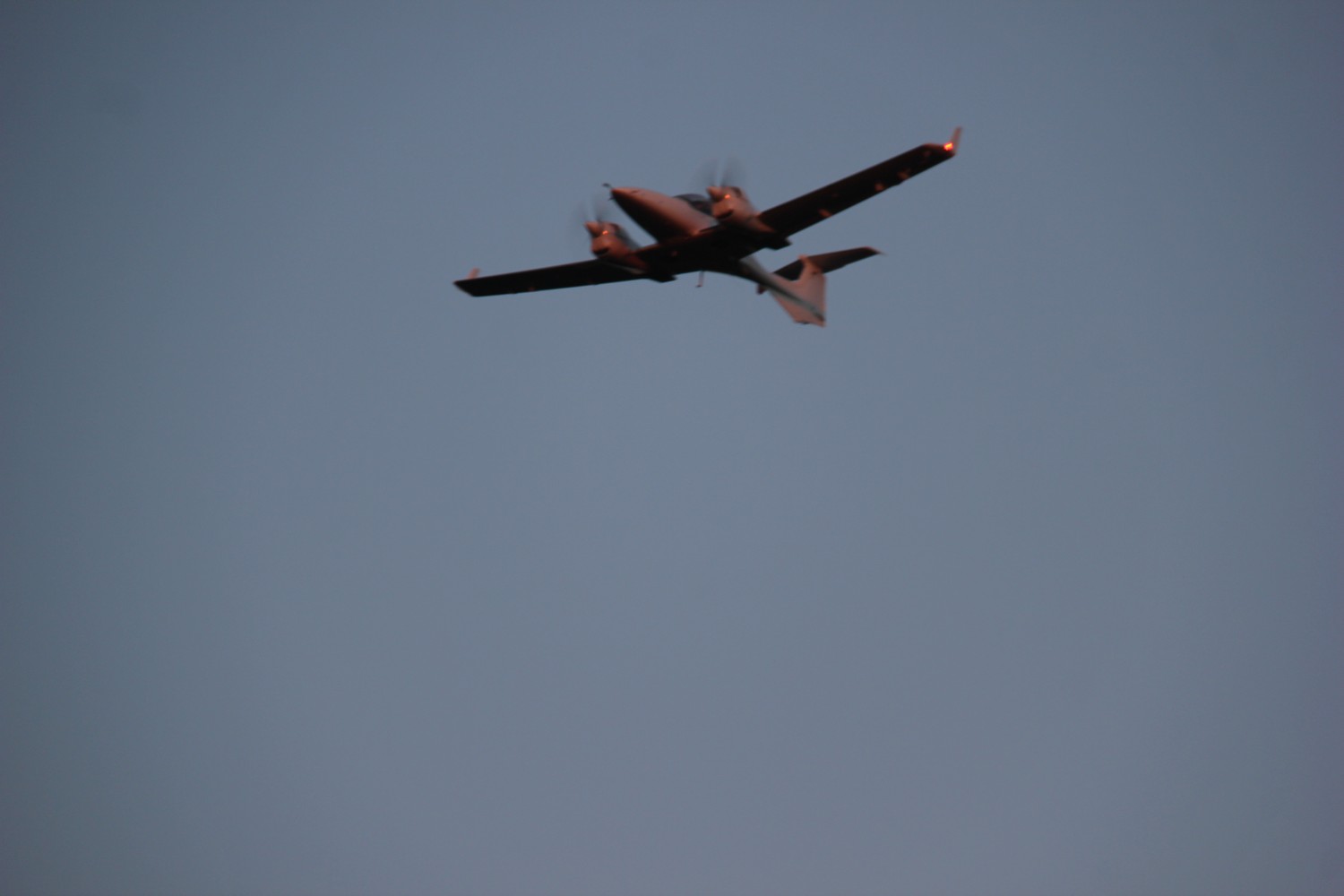 «Нетипичный какой-то». Арамильцы заметили, как в небе над городом нарезает круги современный новенький самолет «Нетипичный какой-то». Арамильцы заметили, как в небе над городом нарезает круги современный новенький самолет