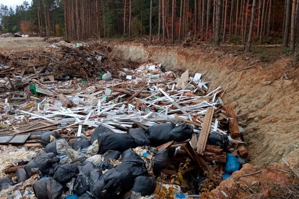 Арамильцы заметили очередную свалку и вырубку леса вокруг: показываем, как безжизненно валяются сосновые ветки среди бытового мусора Арамильцы заметили очередную свалку и вырубку леса вокруг: показываем, как безжизненно валяются сосновые ветки среди бытового мусора