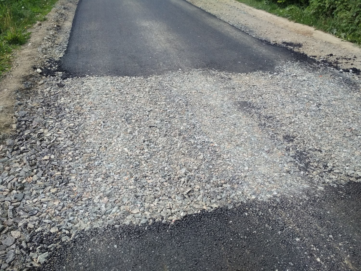 Смотрите, как тонко асфальт положили! Арамильцы с ул. Станционной летом и порадовались, и огорчились. «Это же смех, его кошка поцарапает» Смотрите, как тонко асфальт положили! Арамильцы с ул. Станционной летом и порадовались, и огорчились. «Это же смех, его кошка поцарапает»