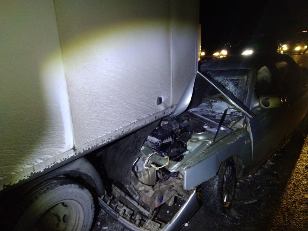 На Челябинском тракте недалеко от развязки на Арамиль водитель ВАЗ устроил ДТП с малолитражкой и двумя грузовиками. Пострадали пассажирки...