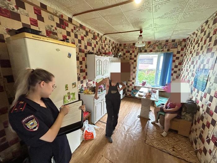 В Сысерти проверили семьи и выявили нарушения пожарной безопасности | В Сысерти прошел рейд МЧС и полиции по пожарной безопасности