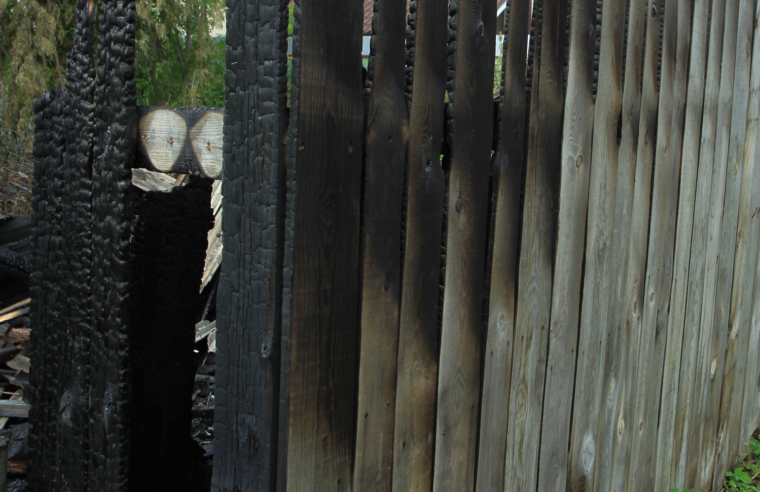 Частный жилой дом полыхал в Арамиле на ул. Горького в День России — на 30 «квадратах» было повреждено хозяйское имущество Частный жилой дом полыхал в Арамиле на ул. Горького в День России — на 30 «квадратах» было повреждено хозяйское имущество