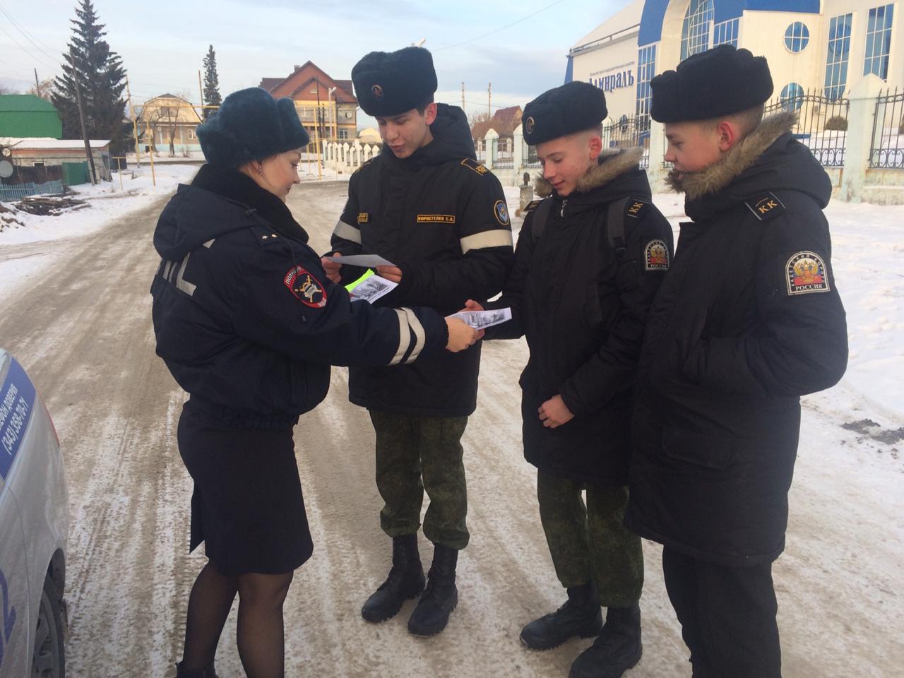 Грозят пальцем, строго следят. У дорожных полицейских - «Рождественские каникулы». Пока школьники отдыхают, они активно работают Грозят пальцем, строго следят. У дорожных полицейских - «Рождественские каникулы». Пока школьники отдыхают, они активно работают