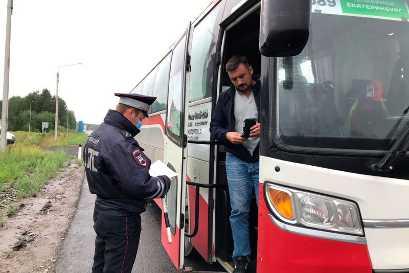 Сотрудники ГИБДД проводят проверки пассажирских автобусов Сотрудники ГИБДД проводят проверки пассажирских автобусов