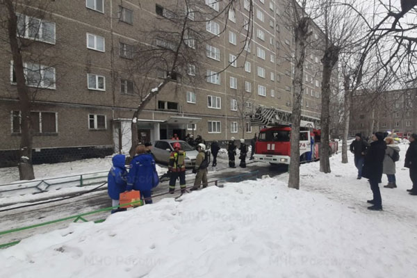 В Сысерти загорелась квартира в десятиэтажке. Огнеборцами спасены три человека