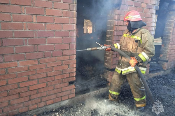 Рано утром в поселке под Сысертью сгорели "десятка", гараж и жилой дом Рано утром в поселке под Сысертью сгорели "десятка", гараж и жилой дом
