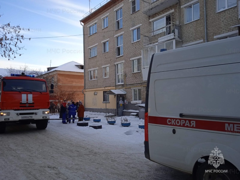 В Арамиле в четырехэтажке случился пожар. Спасатели эвакуировали 30 человек В Арамиле в четырехэтажке случился пожар. Спасатели эвакуировали 30 человек