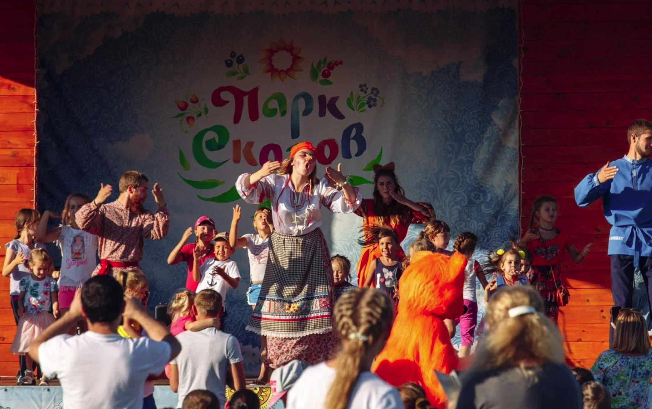 Сказочные герои устраивают дискотеку в "День незнаний" в поселке Арамиль