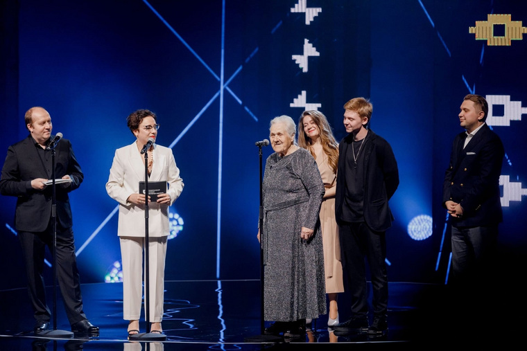 90-летняя пенсионерка из Арамиля Евгения Семёнова стала лучшим тревел-блогером страны