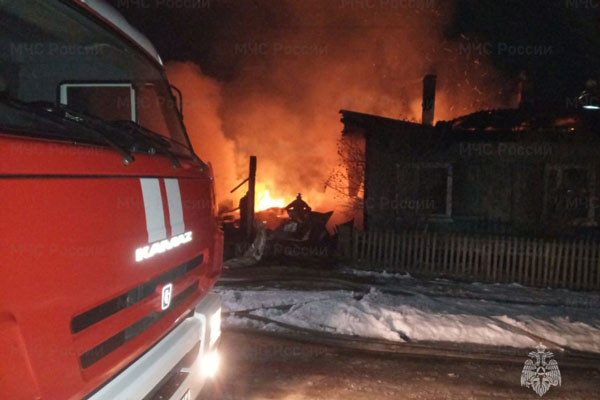 Накануне вечером в поселке под Арамиле сгорел жилой дом на две семьи Накануне вечером в поселке под Арамиле сгорел жилой дом на две семьи