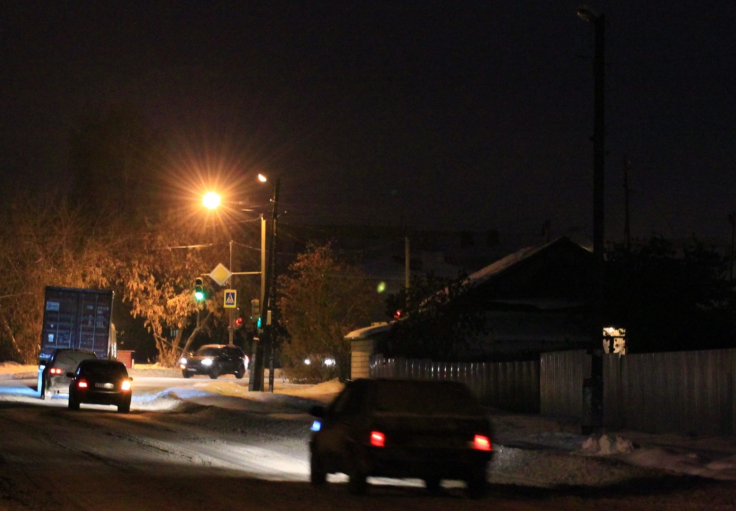 После реконструкции столбов освещения на улицах Арамиля недовольными остались и автомобилисты, и пешеходы: «Темнотище, плохо видно» После реконструкции столбов освещения на улицах Арамиля недовольными остались и автомобилисты, и пешеходы: «Темнотище, плохо видно»