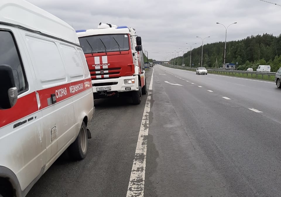 Две солидные иномарки жестко столкнулись на Челябинском тракте недалеко от своротки на Арамиль — в ДТП есть пострадавшие Две солидные иномарки жестко столкнулись на Челябинском тракте недалеко от своротки на Арамиль — в ДТП есть пострадавшие