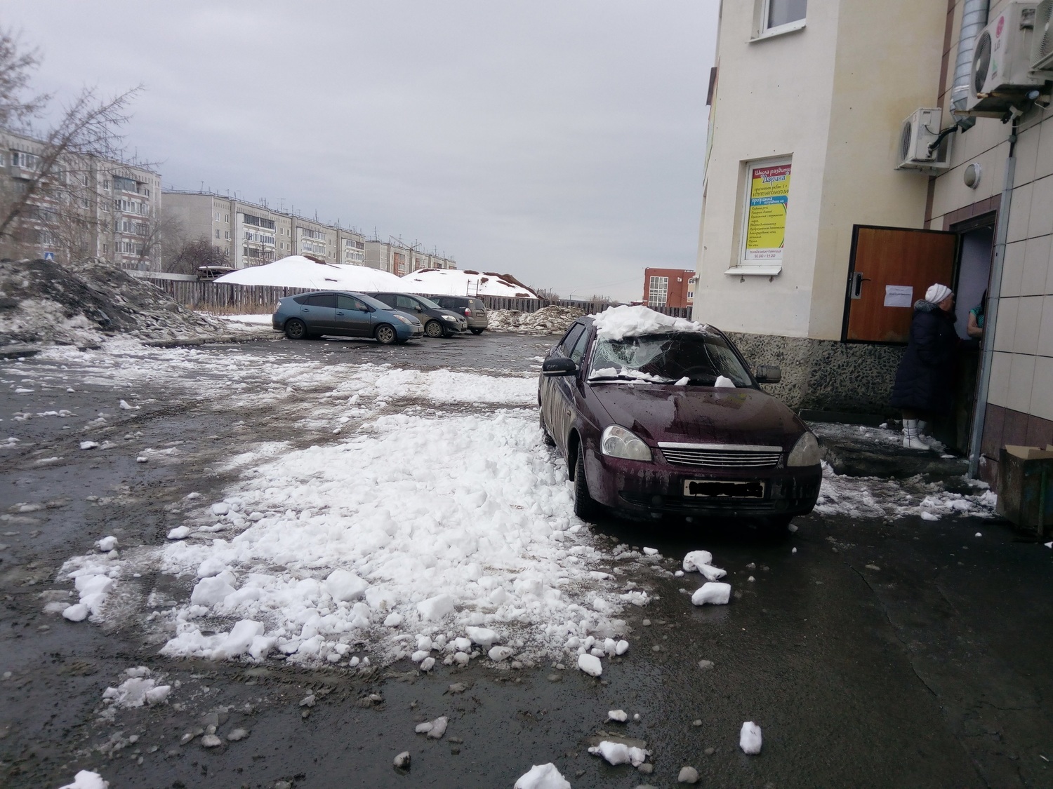 Легковушку приплюснуло, внутри были мужчина и его дочь: в Арамиле с высотки рухнула куча снега, чуть не похоронив под собой людей Легковушку приплюснуло, внутри были мужчина и его дочь: в Арамиле с высотки рухнула куча снега, чуть не похоронив под собой людей