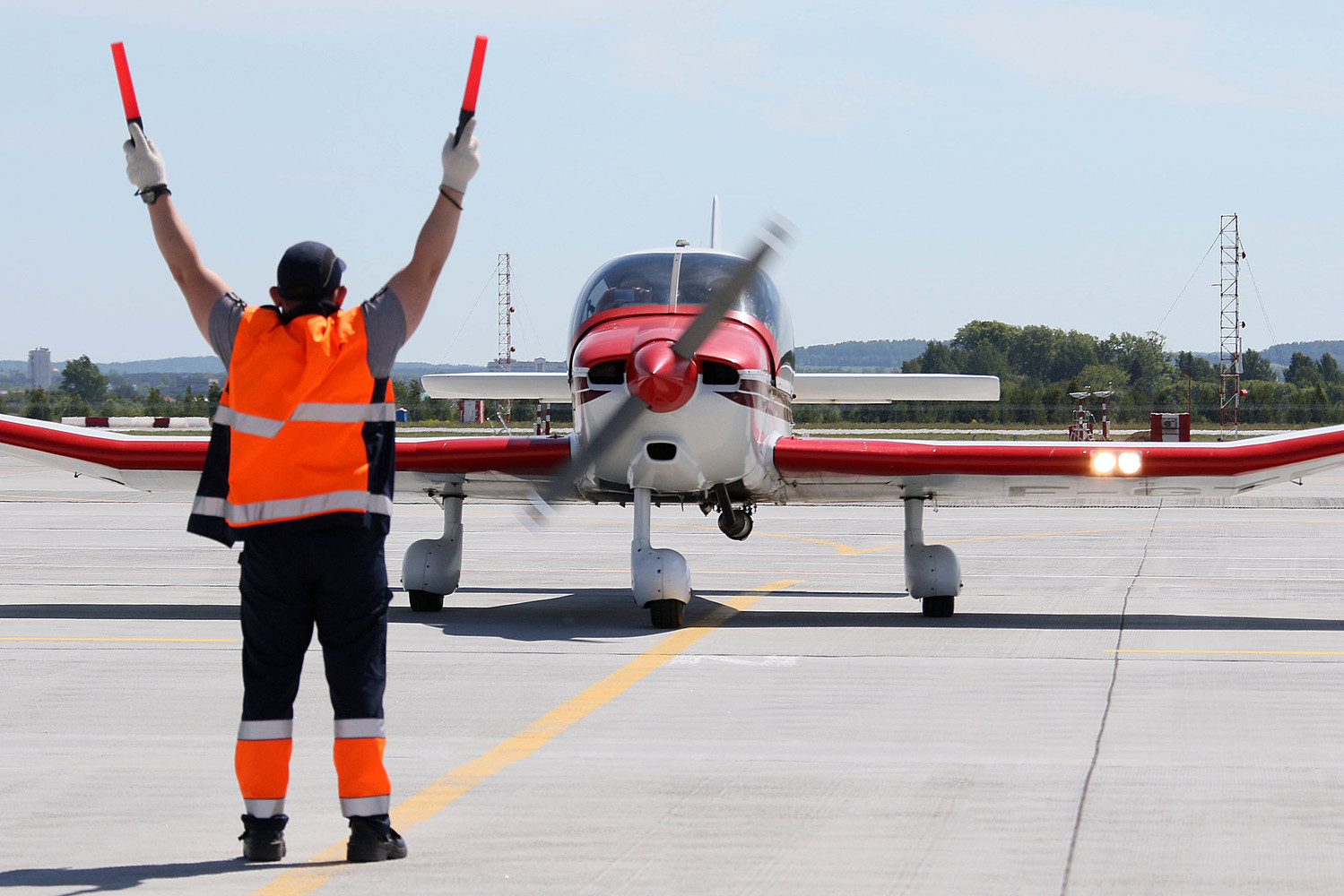 Так вот кто это: арамильцы задирали головы вверх, чтобы разглядеть, что это за самолеты. В «Кольцово» прилетели французы на легкомоторниках Так вот кто это: арамильцы задирали головы вверх, чтобы разглядеть, что это за самолеты. В «Кольцово» прилетели французы на легкомоторниках