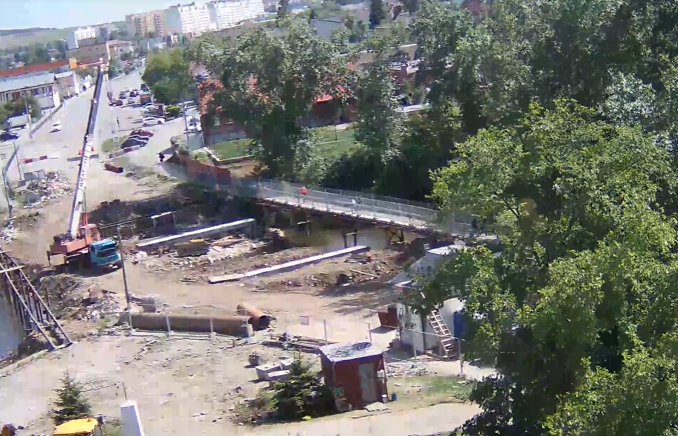 Ломать не строить. В Арамиле на один мост стало меньше — от старого сооружения не осталось и следа, но уже кипят работы по подготовке нового