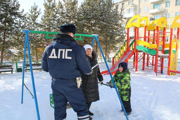 Госавтоинспекторы обращают внимание на участившиеся случаи ДТП с детьми во дворах и проводят дополнительные мероприятия