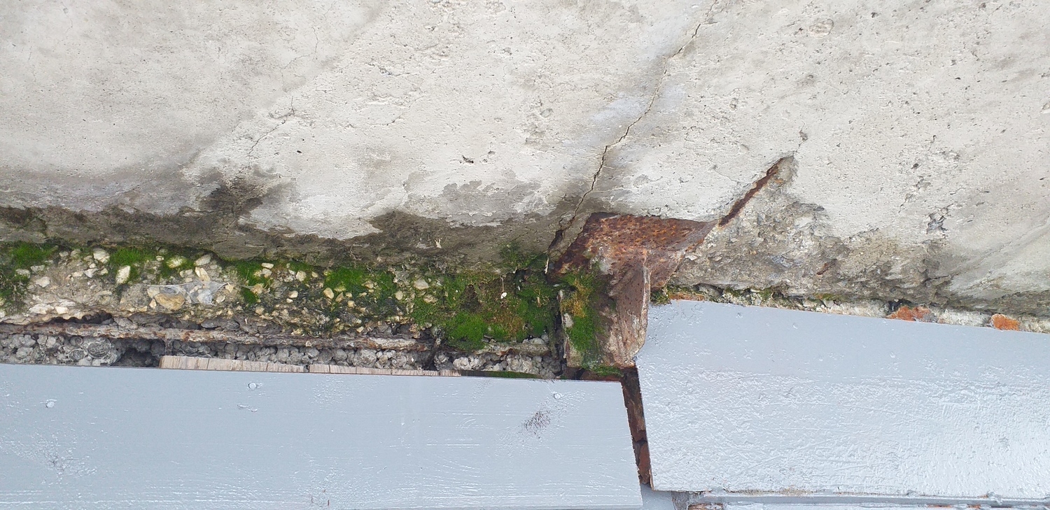 Бетонный козырек подъезда дома в арамильском поселке Светлом треснул и может сложиться пополам. Жильцы: «Кто ответит, если вдруг беда?» Бетонный козырек подъезда дома в арамильском поселке Светлом треснул и может сложиться пополам. Жильцы: «Кто ответит, если вдруг беда?»