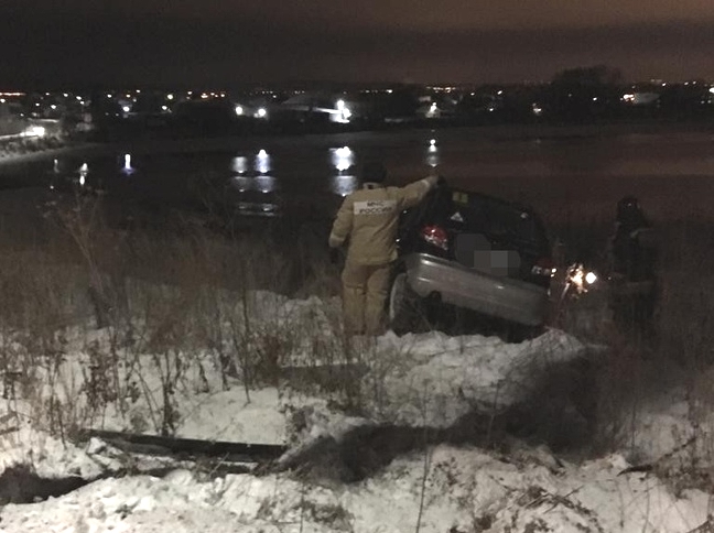 Чуть в Исеть не улетела. Дорожные полицейские рассказали подробности аварии с Дэу Матиз в Арамиле на ул. Щорса, которым управляла женщина Чуть в Исеть не улетела. Дорожные полицейские рассказали подробности аварии с Дэу Матиз в Арамиле на ул. Щорса, которым управляла женщина