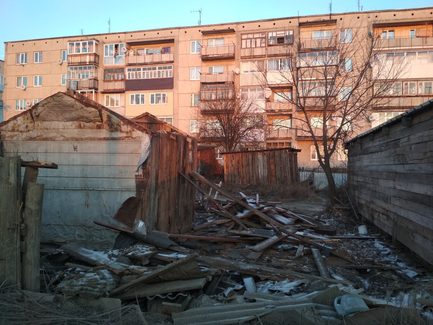 Не может не радовать: в арамильском пос. Светлом в прошлое уходит постсоветское наследие. Здесь расчищают площадку от сараев и гаражей