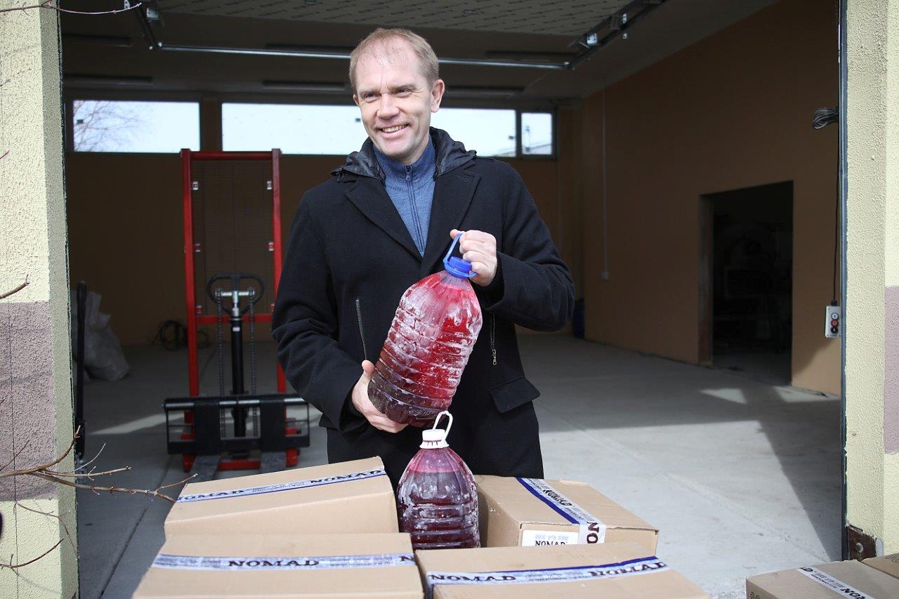 Предприниматель, чье производство расположено в Арамиле, привез врачам и пациентам горбольницы №40 тонну вкуснейшего ягодно-травяного сиропа