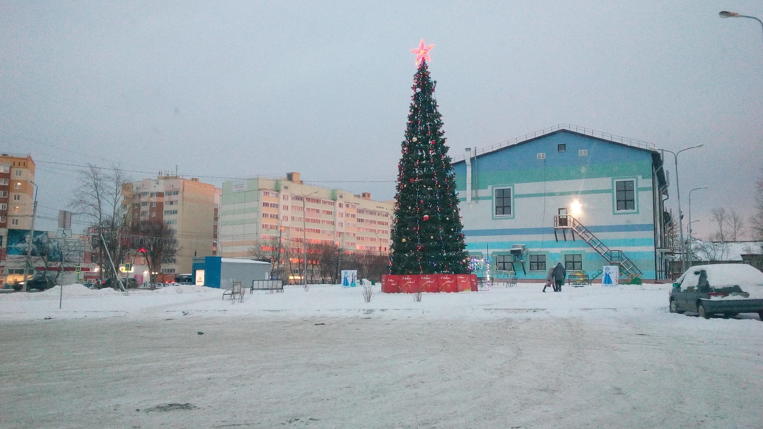 Расположение главной арамильской елки у бассейна «Дельфин» в центре Арамиля пришлось по душе жителям окрестных домов Расположение главной арамильской елки у бассейна «Дельфин» в центре Арамиля пришлось по душе жителям окрестных домов