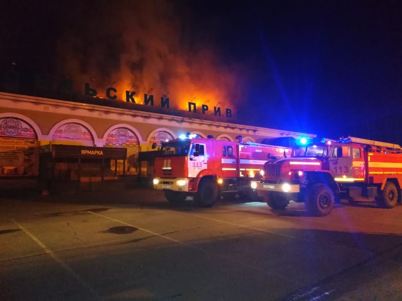 В Арамиле 38 пожарных больше трех часов тушили горящий торговый комплекс