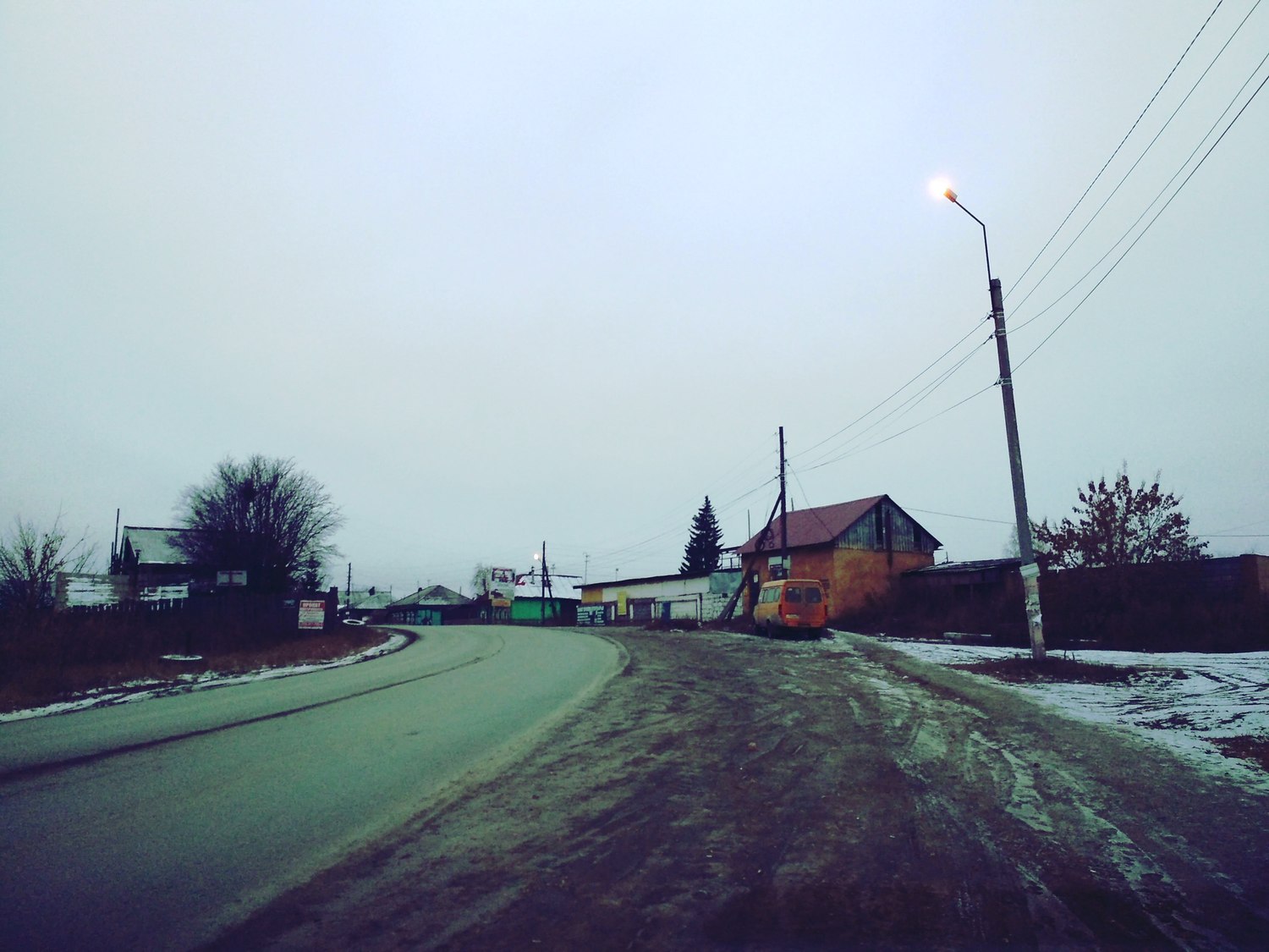 В жестком ДТП на ул. Максима Горького в Арамиле, где на дороге сошлись легковушка и МАЗ, пострадал человек В жестком ДТП на ул. Максима Горького в Арамиле, где на дороге сошлись легковушка и МАЗ, пострадал человек