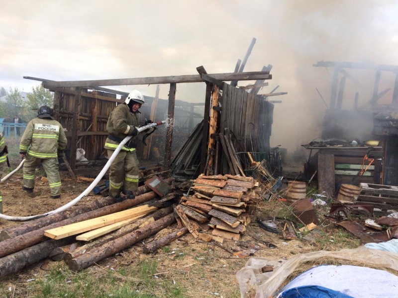 С интервалом в 30 минут в Арамиле загорелись хозпостройки по разным адресам С интервалом в 30 минут в Арамиле загорелись хозпостройки по разным адресам