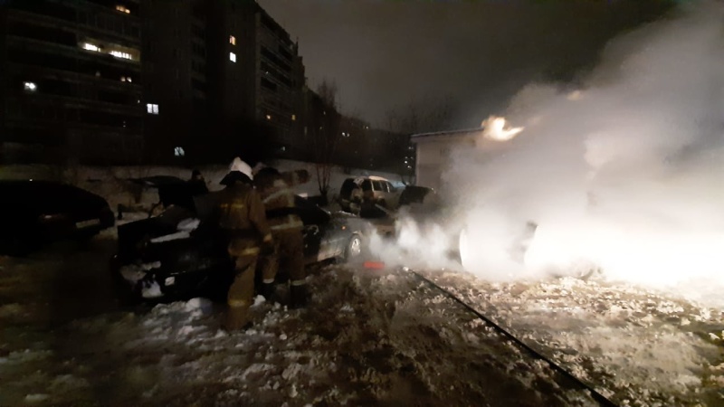 В Арамиле горела иномарка В Арамиле горела иномарка