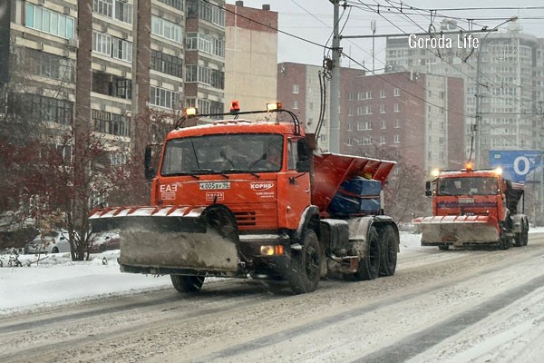 Снегопад накрыл регион: на Среднем Урале задействовали свыше 200 единиц техники для борьбы с непогодой | Губернатор сообщил о масштабной уборке дорог на Урале после ухудшения погоды
