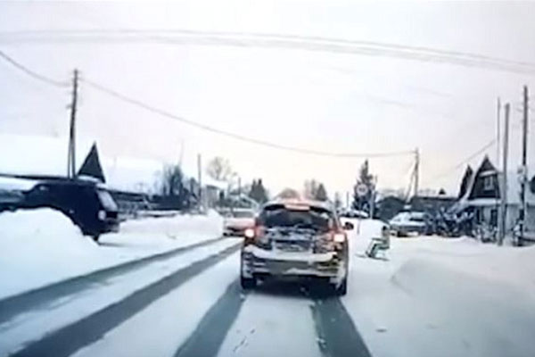 Под Арамилем 59-летний пенсионер решил покатать на снегоходе своего 8-летнего ребенка, прицепив к машине Под Арамилем 59-летний пенсионер решил покатать на снегоходе своего 8-летнего ребенка, прицепив к машине