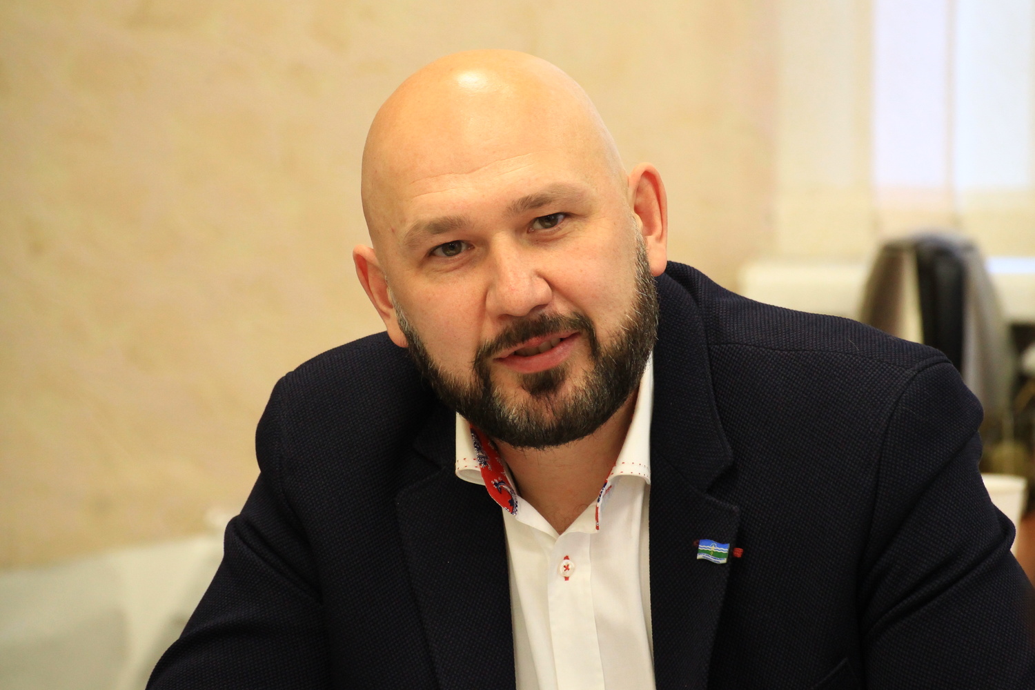 Один другого краше. Вице-спикер Арамильской думы Сергей Ипатов в суде отвечал за то, что прописал у себя кучу мигрантов — он так зарабатывал