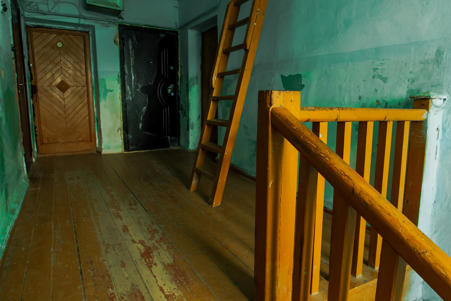 «Мы эту услугу не заказывали». Арамильские подъезды, которые УК должны обрабатывать не реже одного раза в три дня, инспектировал министр ЖКХ