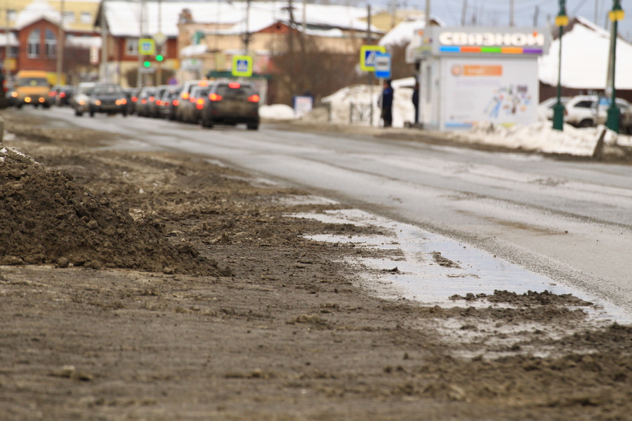 Пешеходы тонули в грязи и перепрыгивали через лужи, а автомобилисты терли стекла: как в Арамиле пережили февральское глобальное потепление