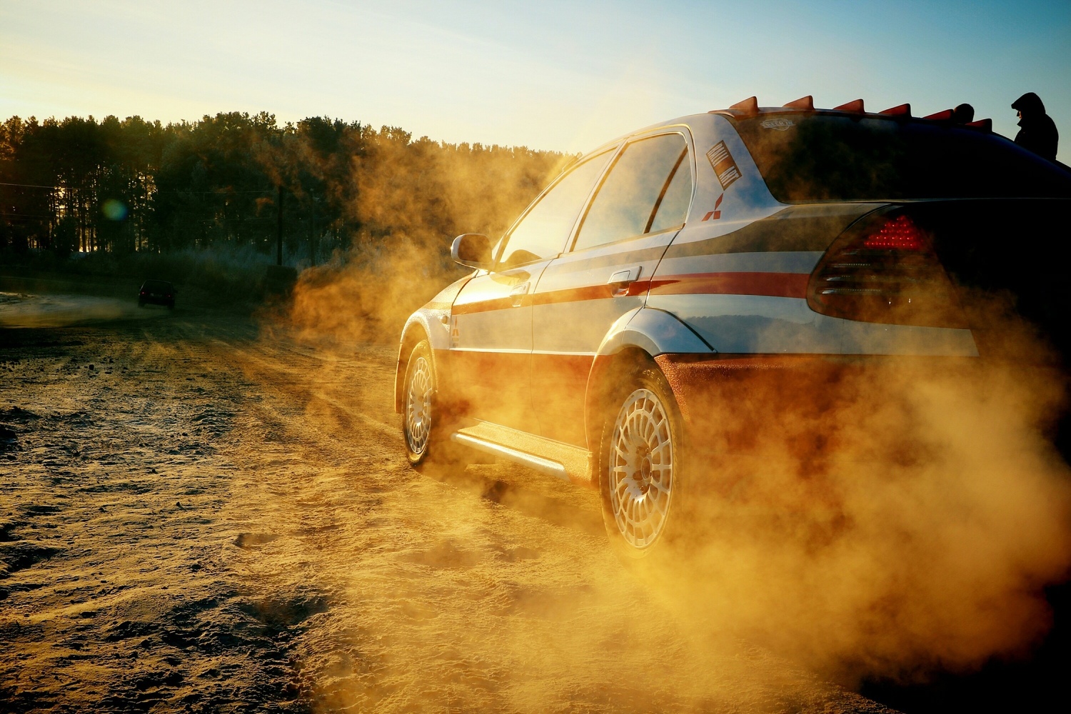 Рык двигателей, столбы снега. В Арамиле гонщики со всего Урала мерились скоростями и умением кататься по заснеженной трассе