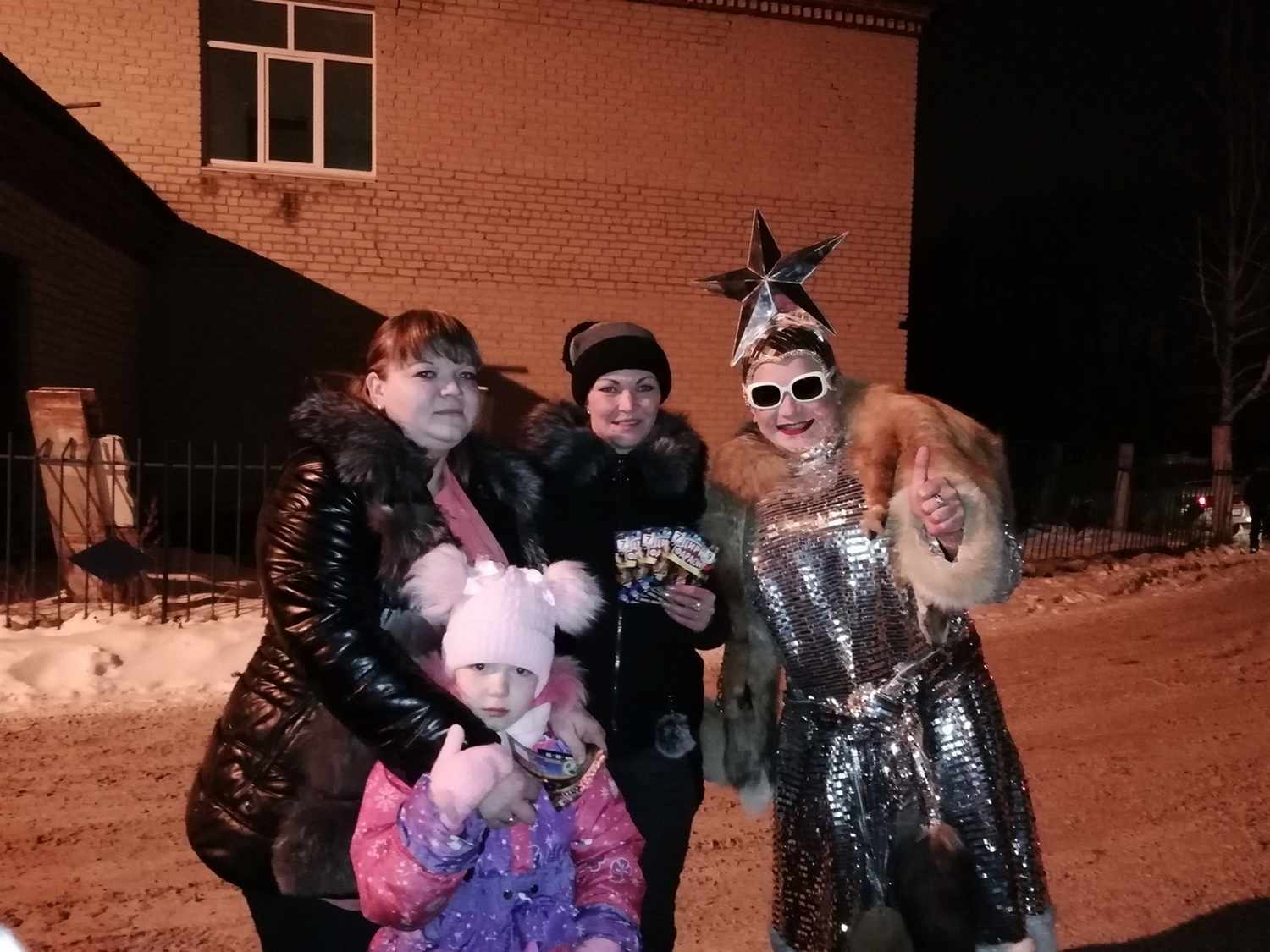 Наличие детских кресел в салонах авто проверили Верка Сердючка из работающего в Арамиле передвижного цирка и сотрудники ГИБДД